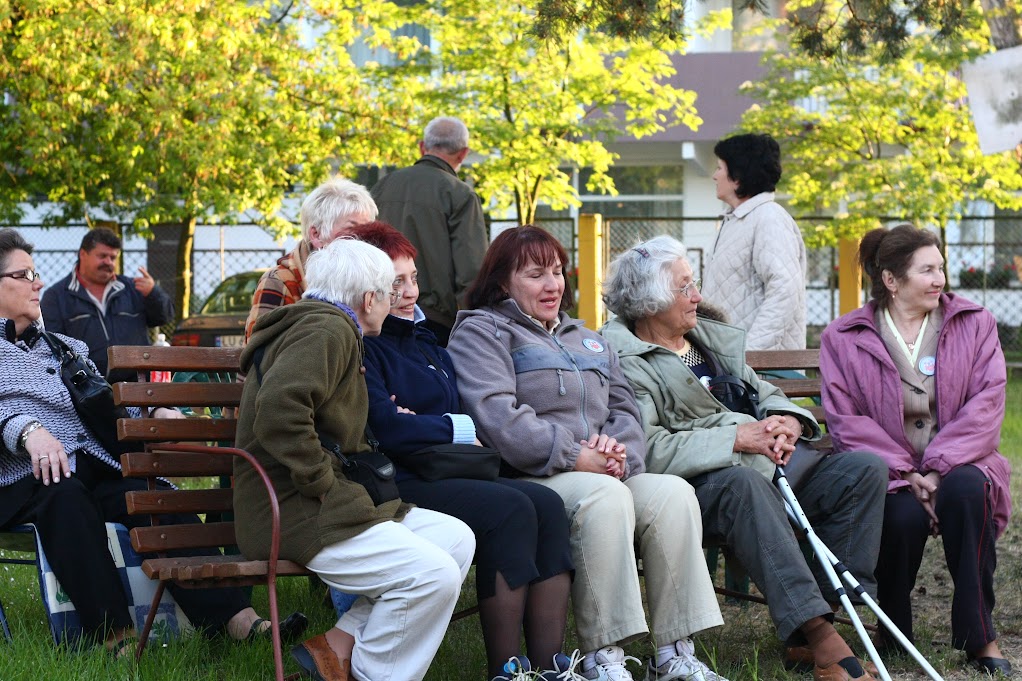 Zdjęcie grupowe uczestników Zjazdu Rodziewiczów przed budynkiem z banerem rodowym