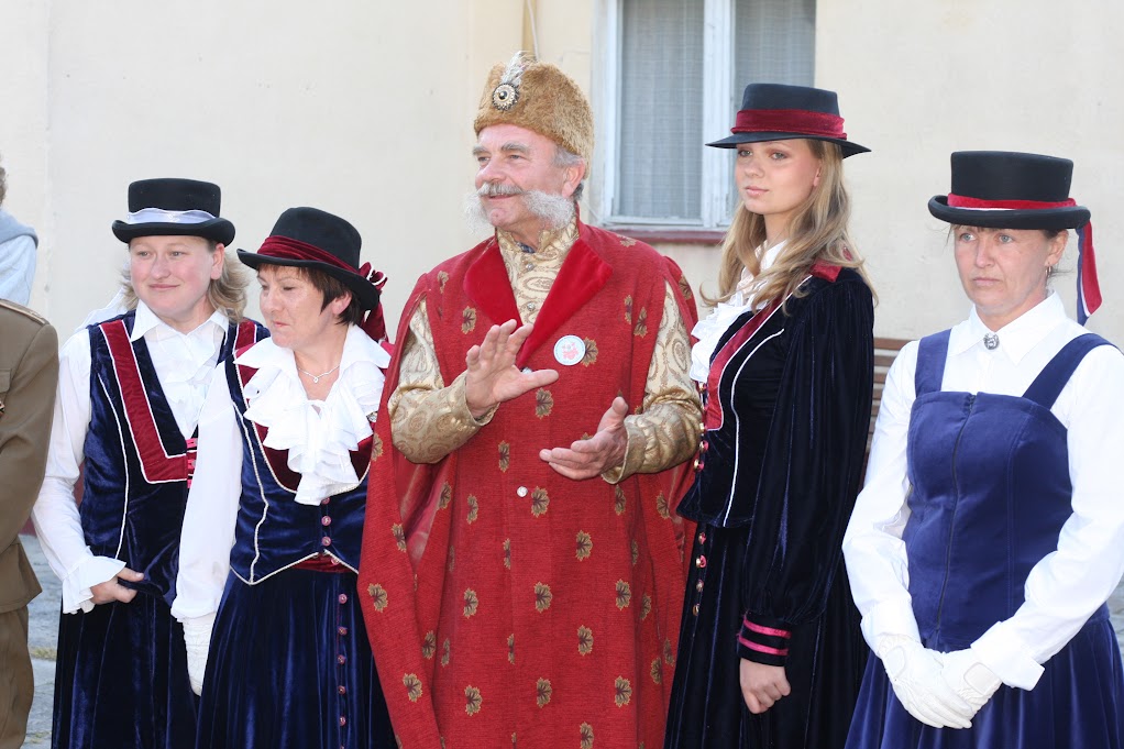 Zdjęcie grupowe uczestników Zjazdu Rodziewiczów przed budynkiem z banerem rodowym