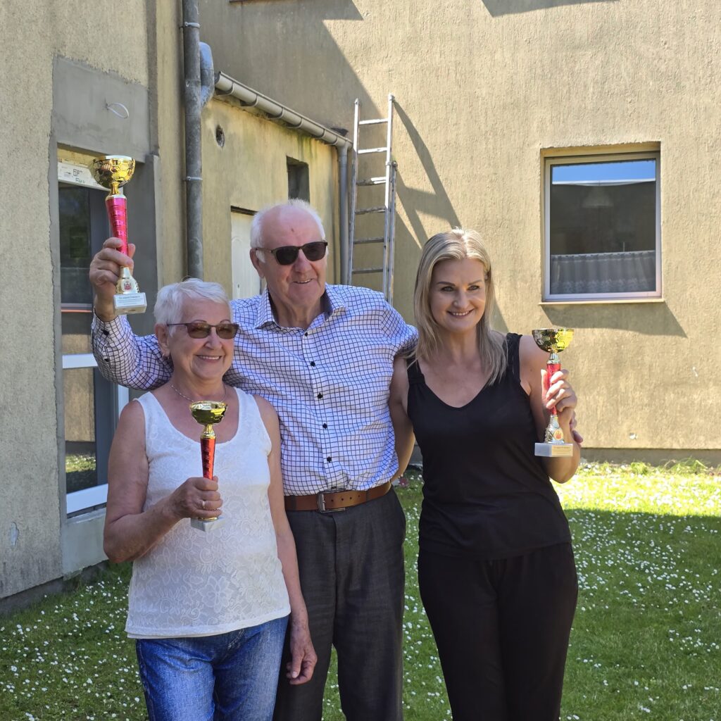 Zjazd Rodziewiczów 2025 – wspólne zdjęcie rodzinne z pucharami, Bałtyk