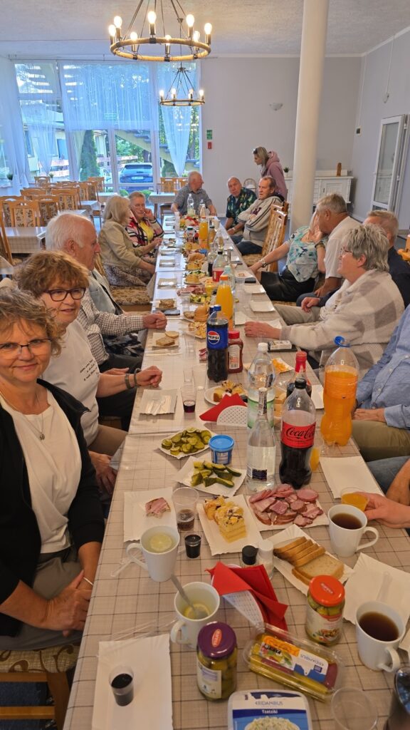 Zjazd Rodziewiczów 2025 – wspólny obiad rodzinny przy długim stole