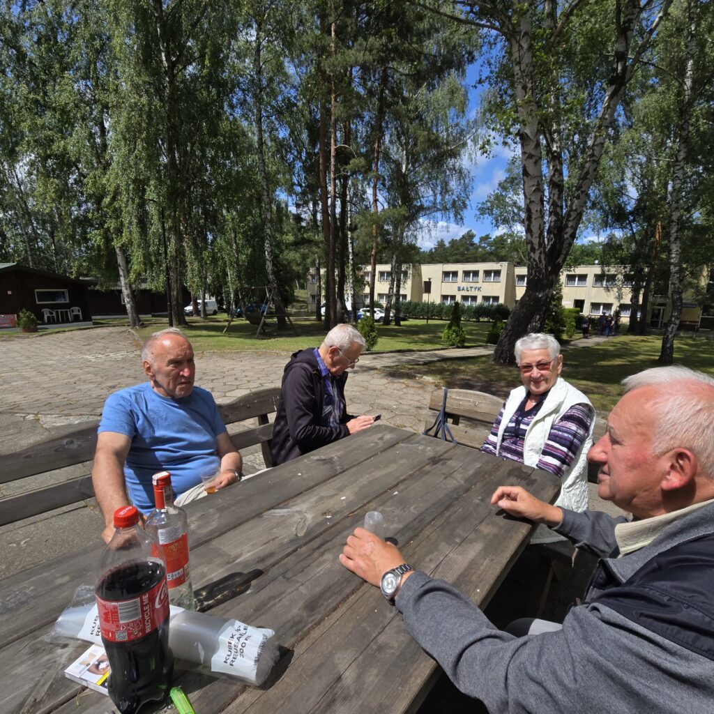 Pierwsi uczestnicy XIX Zjazdu Rodziewiczów 2025 przyjechali i zasiedli przy stole – Bałtyk, godziny poranne