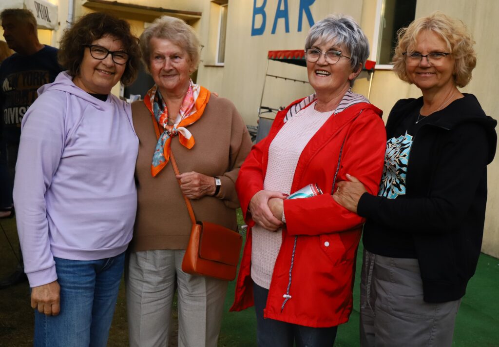 XVIII Zjazd Rodziewiczów – wspólne zdjęcie uczestniczek w ośrodku Bałtyk