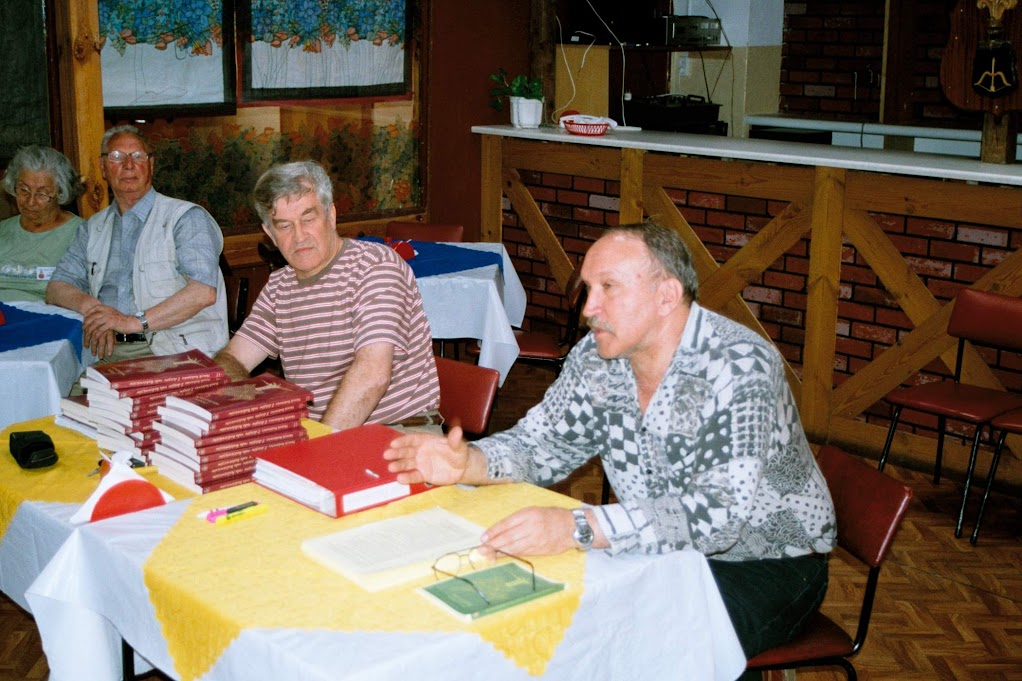 Autorzy książek z biblioteczki Rodziewiczów podczas V Zjazdu Rodowego w 2006 roku w Międzywodziu